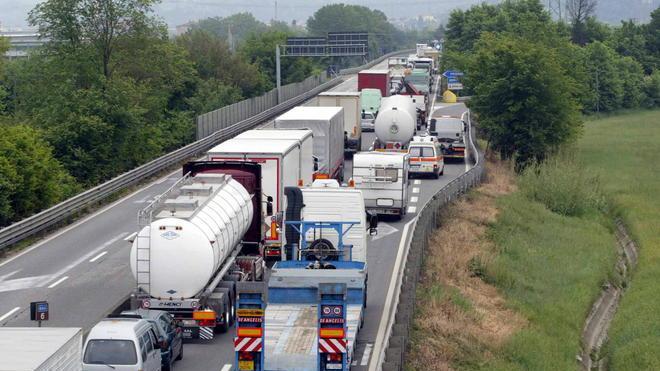 Camion in fiamme sulla Fi-Pi-Li, chilometri di code
