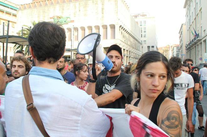 Lancio di uova contro la conferenza programmatica del Pd 