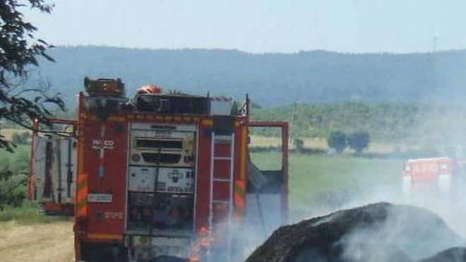 A fuoco nella notte le presse di paglia