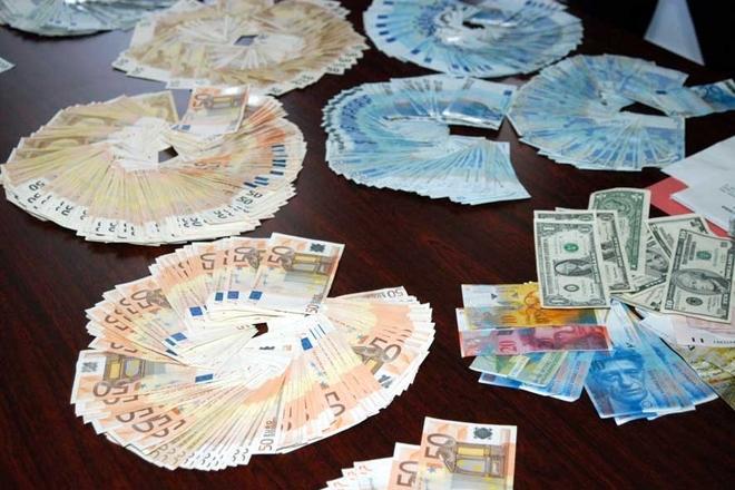 Arrivano i turisti nella villa del finanziere