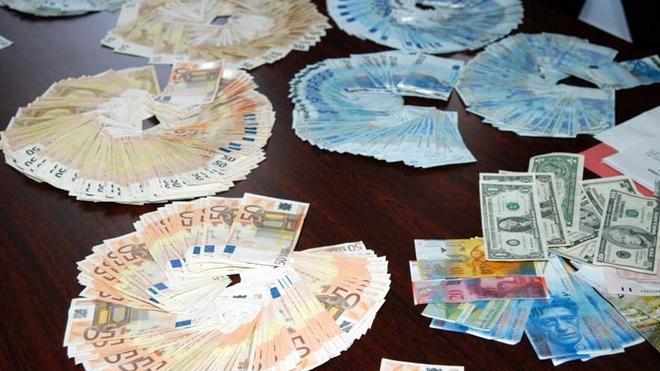 Arrivano i turisti nella villa del finanziere