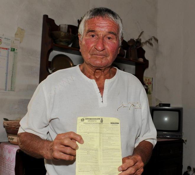 Soccorre un anziano ma si becca una multa 