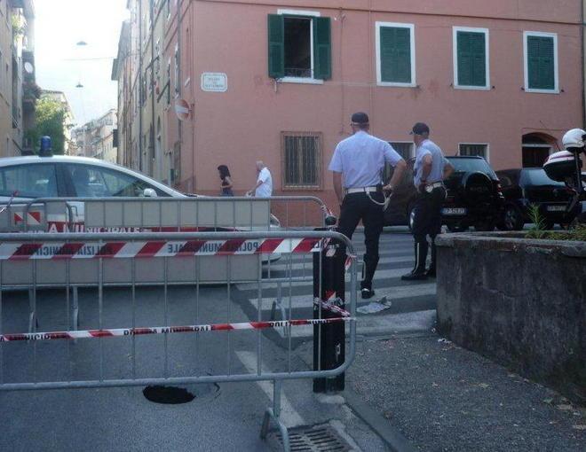 Grossa buca nell’asfalto disagi e traffico in tilt