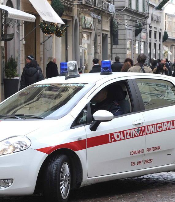 Vigili sequestrano borse e scarpe contraffatte, i venditori fuggono