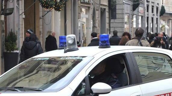 Vigili sequestrano borse e scarpe contraffatte, i venditori fuggono