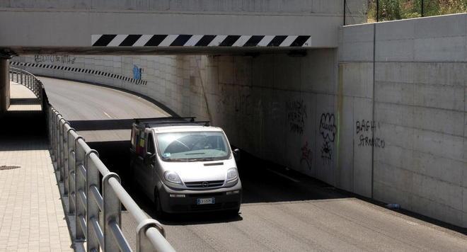 Un sottopasso seminuovo ma basso per i camion 