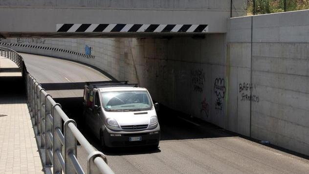 Un sottopasso seminuovo ma basso per i camion