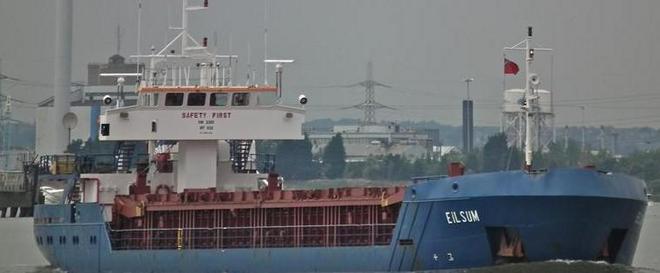 La nave dei veleni riparte con mille sacchi sospetti 