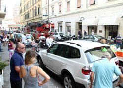 Anziana&nbsp;urla dalla finestra, via Roma bloccata per mezz’ora 