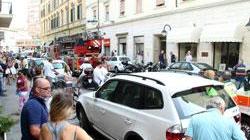 Anziana urla dalla finestra, via Roma bloccata per mezz’ora