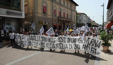Tirrenica, 200 in corteo per dire no al pedaggio 
