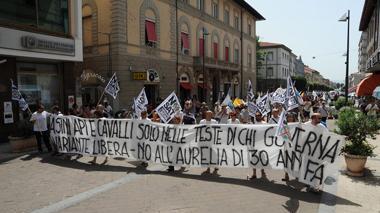 Tirrenica, 200 in corteo per dire no al pedaggio