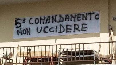 Uno striscione accusa: «Non uccidere»