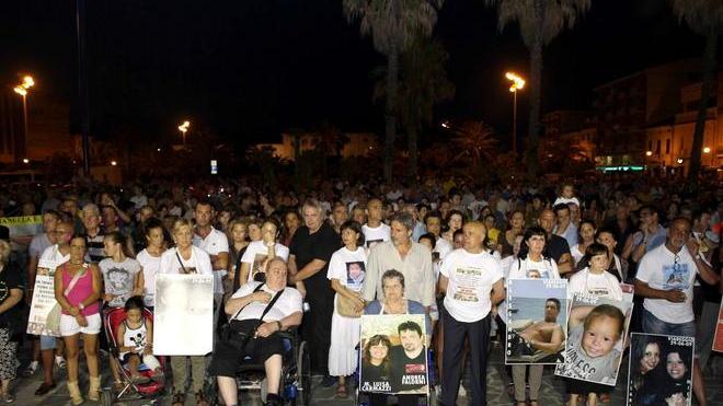 In diecimila al corteo per ricordare la strage «Vi abbraccio uno a uno»