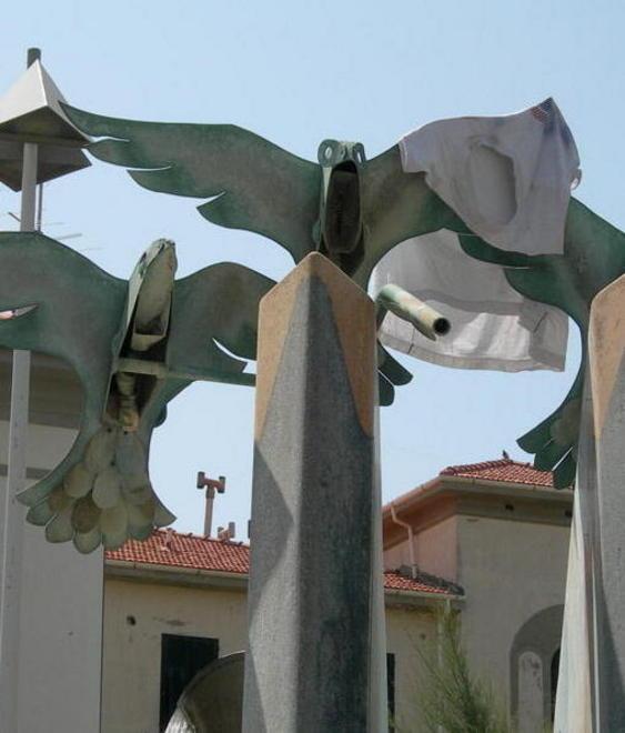 Imbratta con lo spray la fontana 