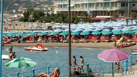 Turisti in aumento ma la vacanza media non supera 8 giorni