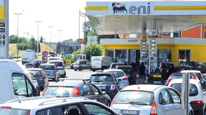 «Sconti sui nostri carburanti» Benzinai scrivono al ministro
