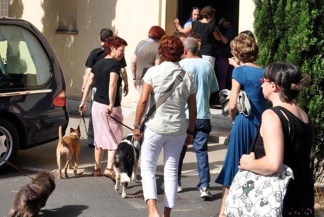 Anche gli amici a quattro zampe per l’addio a Luana 