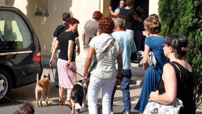 Anche gli amici a quattro zampe per l’addio a Luana
