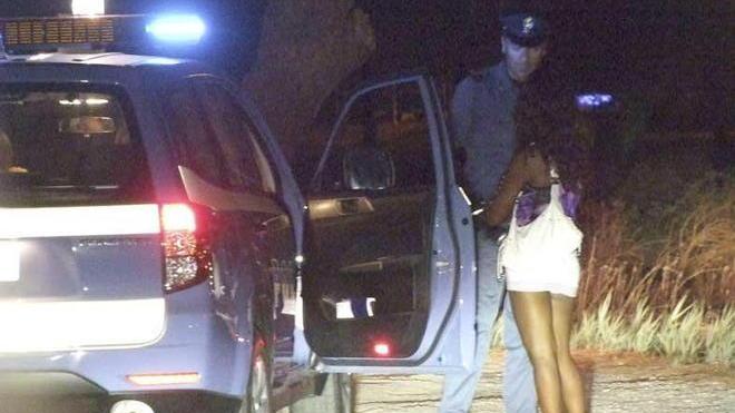 Minaccia la prostituta col coltello, messo ko dallo spray urticante