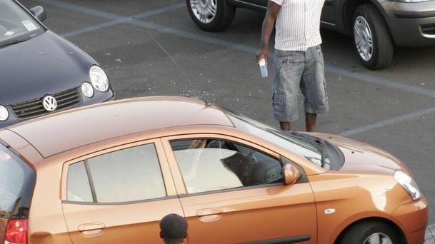 Parcheggiatori abusivi al lavoro