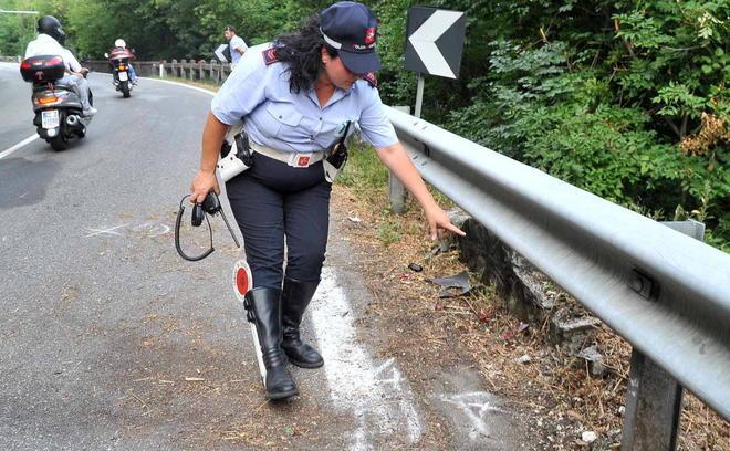 Muore in moto contro il guardrail 