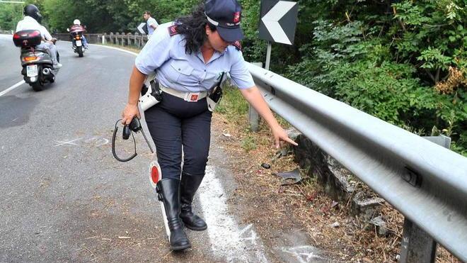 Muore in moto contro il guardrail