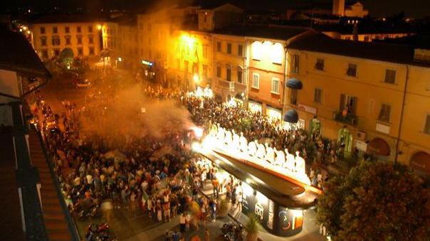 Un occhio al piatto e uno alla partita sul maxischermo