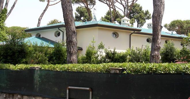 Aggredita da 5 banditi nella sua villa di Motrone 
