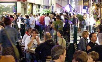 Cicche e bottiglie rotte, proteste contro la movida 