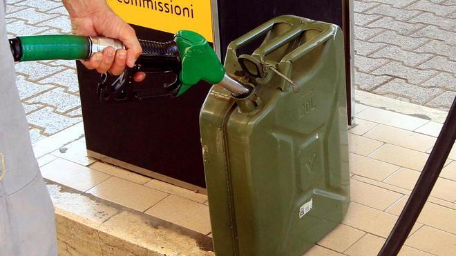 Fanno benzina con i soldi di altri