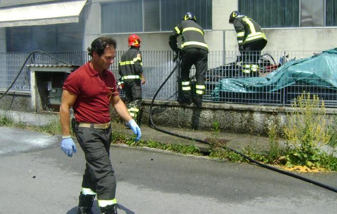 Fiamme sul piazzale, tanta paura 