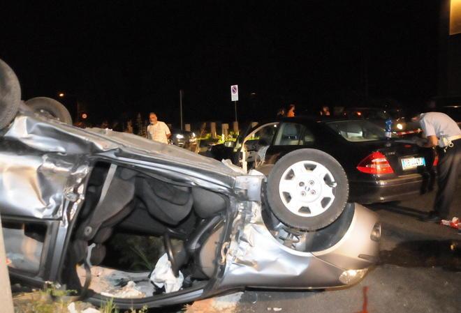 Prigionieri nell’auto ribaltata 5 feriti, gravi 2 ragazzi 