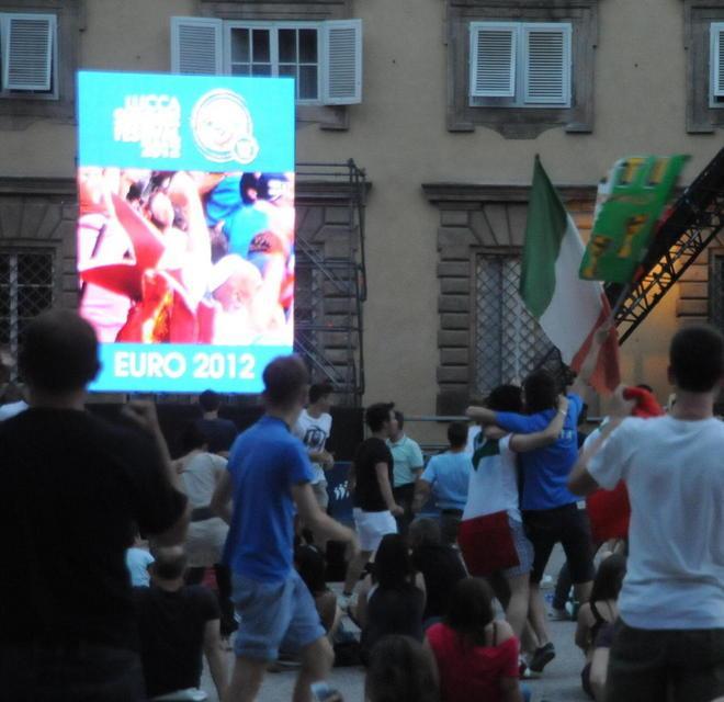 Tanti maxischermi sperando di far festa 