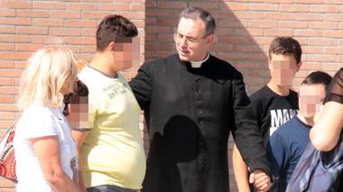 Il sacerdote e 50 bambini sulla tomba del piccolo Franco