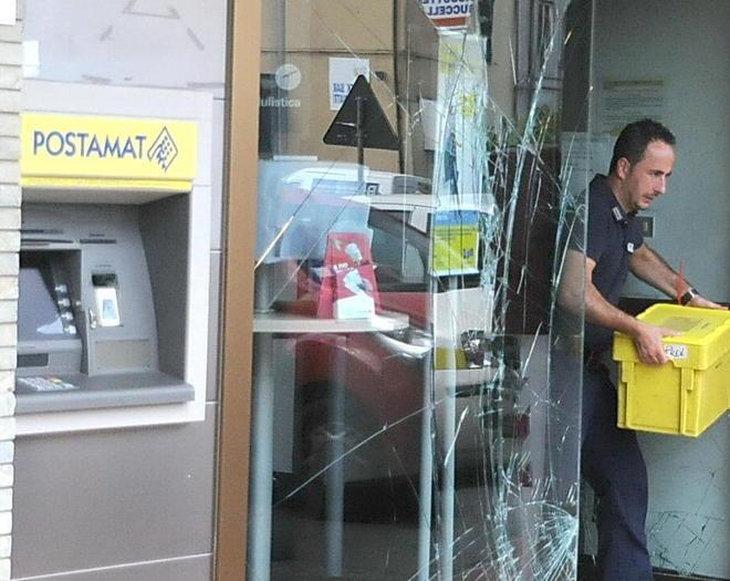 Con l’auto sfondano l’ingresso delle Poste e rapinano 36mila euro 