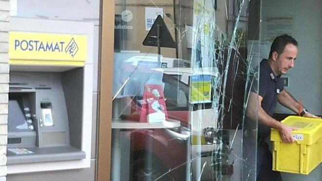 Con l’auto sfondano l’ingresso delle Poste e rapinano 36mila euro