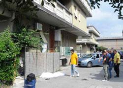 Marina di Carrara, madre e figlio giù dalla finestra: lei muore, lui gravissimo 