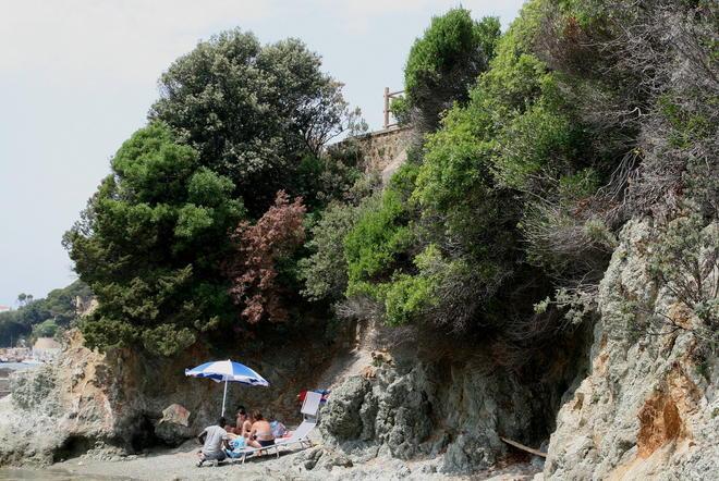 Cadono massi, la spiaggia resta chiusa. Multe fino a 500 euro 