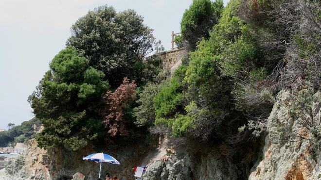 Cadono massi, la spiaggia resta chiusa. Multe fino a 500 euro