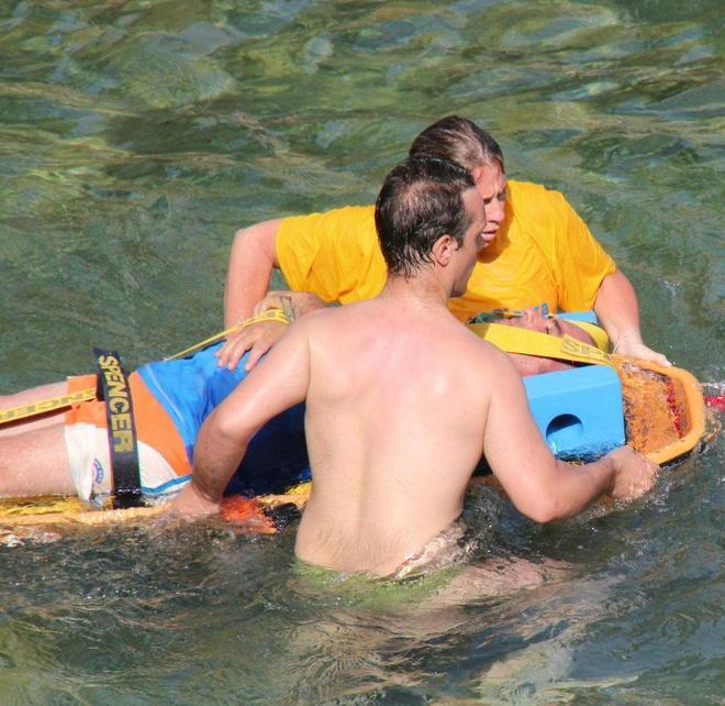 All’ospedale dopo un volo di quattro metri sugli scogli 