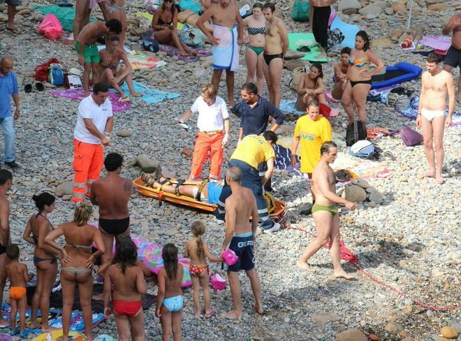 Cade da 4 metri mentre risaliva gli scogli del Romito 