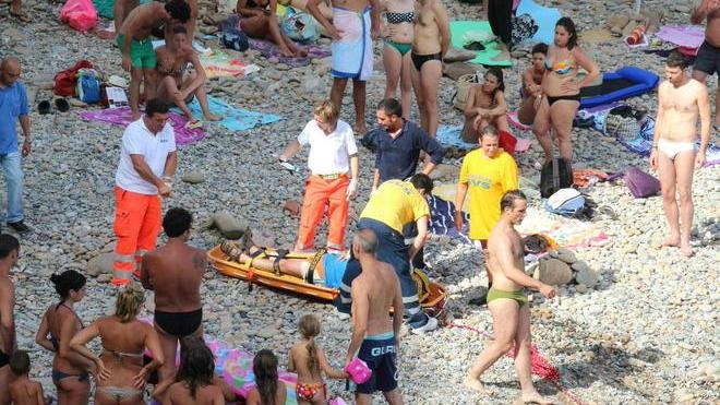 Cade da 4 metri mentre risaliva gli scogli del Romito