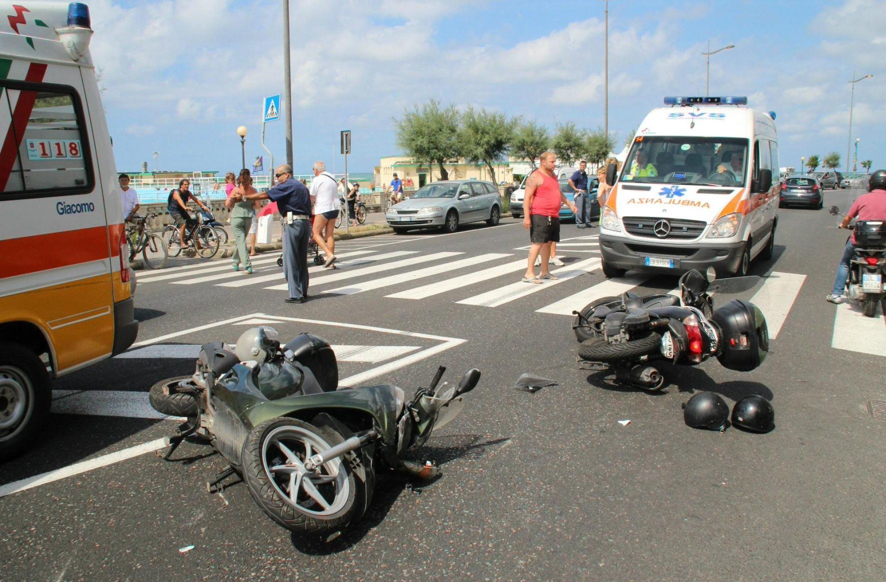 Lo scooter inchioda: salva una mamma con il passeggino 