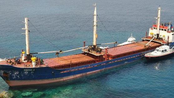 Prigionieri della nave fantasma: «Siamo senza soldi e passaporto» 