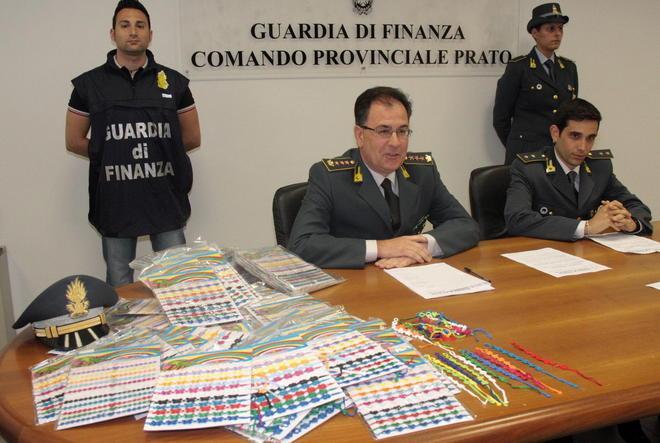 Sequestrati i falsi braccialetti Cruciani 