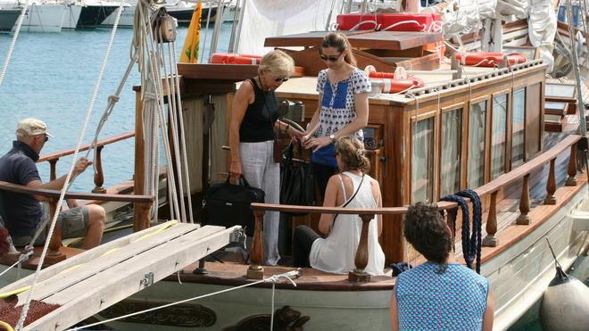 È partita da Cala de’ Medici la goletta che aiuta i boat-people