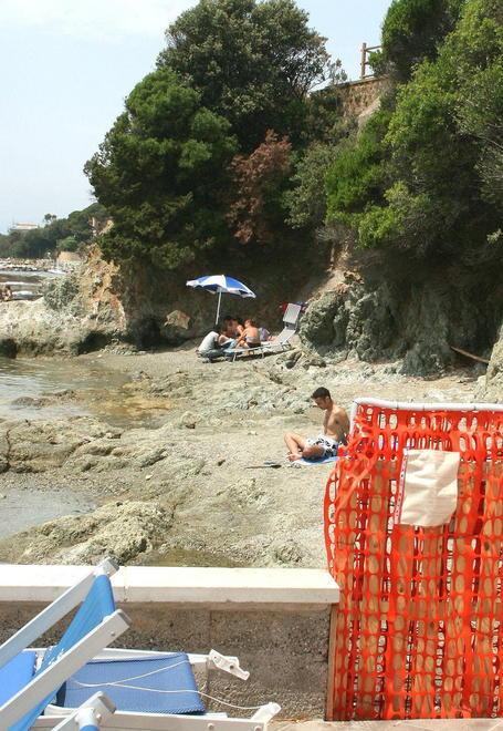Rischio caduta massi e la spiaggetta resta ancora chiusa 