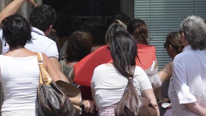 Scuola, precari in fila sotto il sole