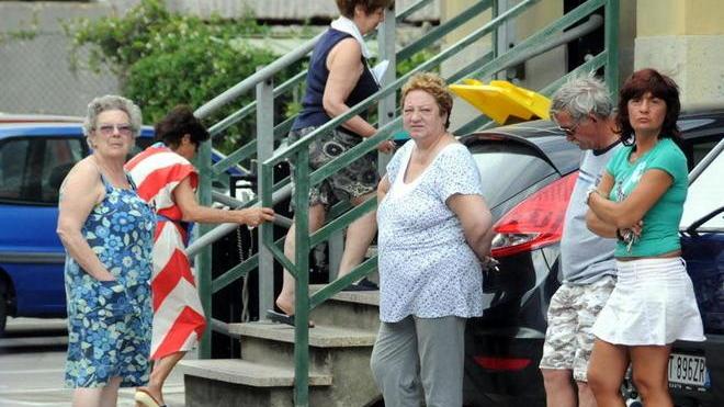 Il figlio in ospedale, non è in stato di fermo
